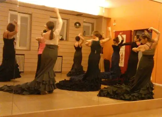 Studentesse che fanno pratica con la bata de cola al Mosaico Danza di Milano