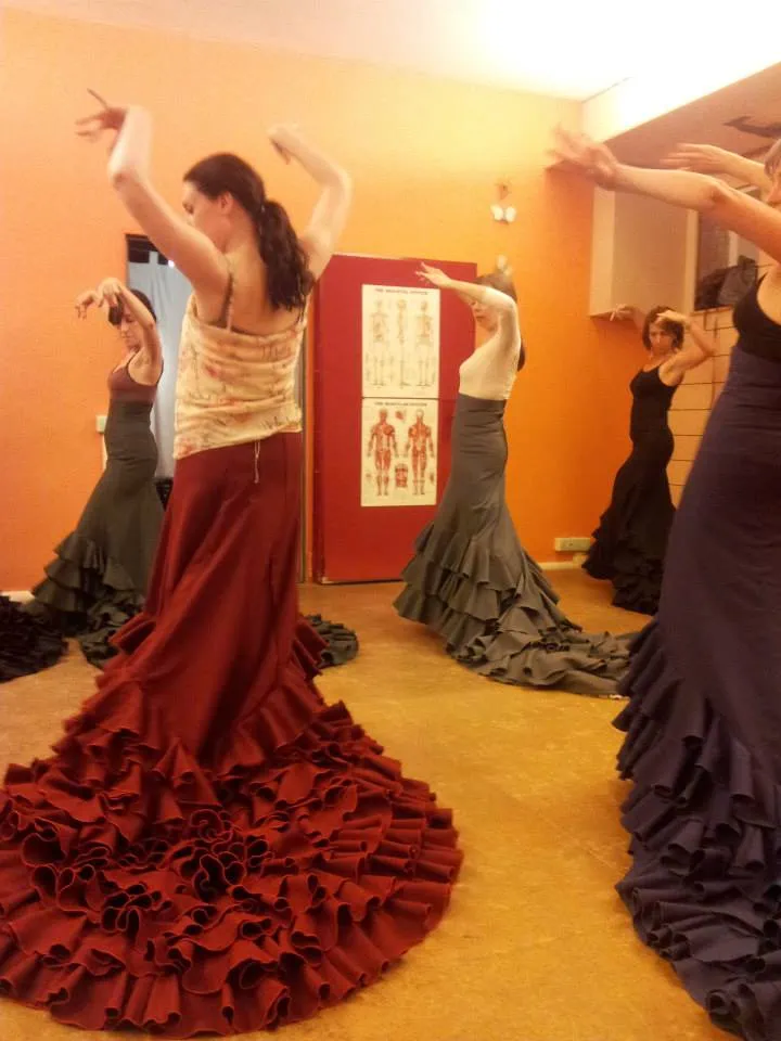 Ballerine flamenco studiano la bata de cola al Mosaico Danza di Milano