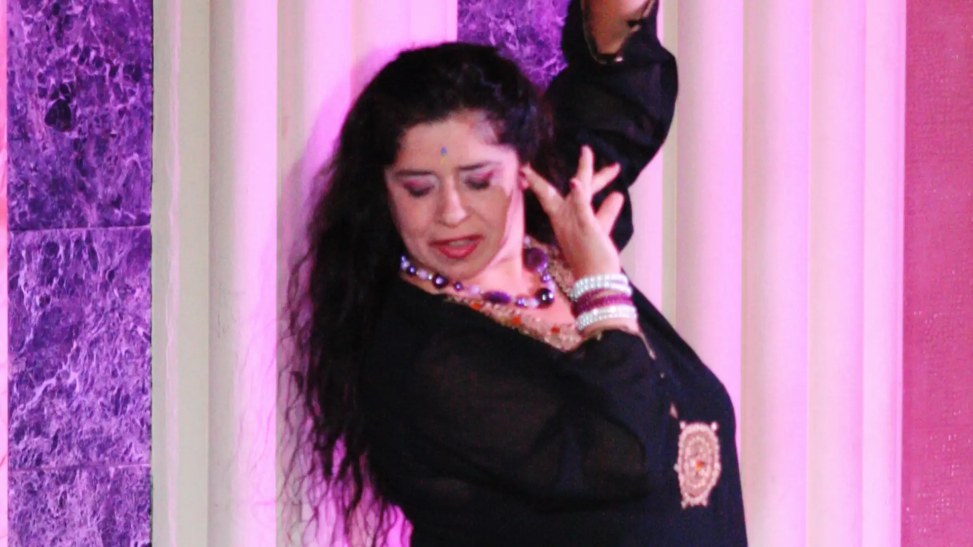 Insegnante Jamila Zaki durante una performance