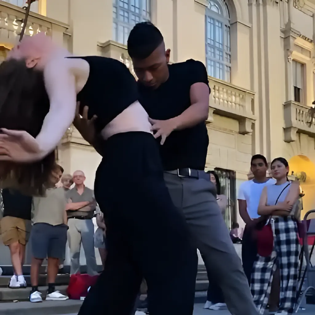 Leonardo Negrillo Ybarra maestro di Bachata Fusion mentre danza