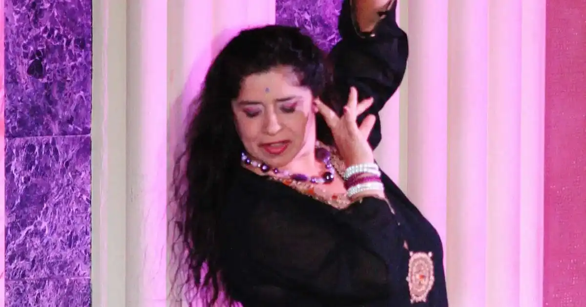 Insegnante Jamila Zaki durante una performance