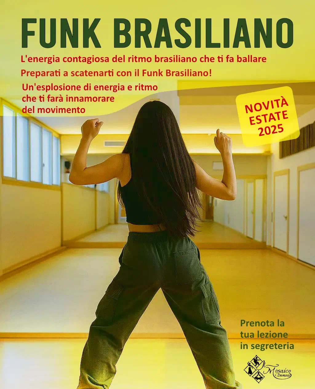 Donna con lunghi capelli scuri di spalle in posizione di danza, indossa un top nero e pantaloni cargo verdi, in una sala specchi