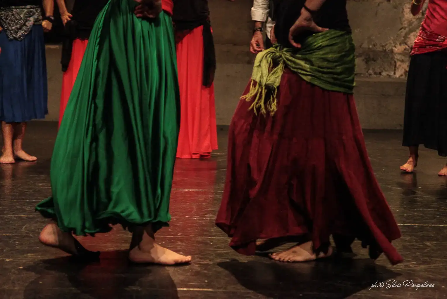 Ballerine di danze del Sud Italia in teatro