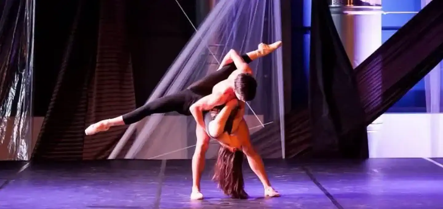 Marta Mai e un ballerino si esibiscono in una coreografia di Danza Classica