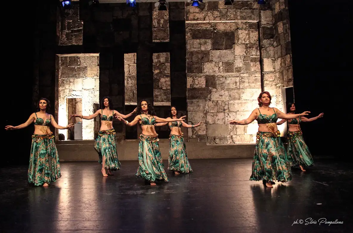 Saggio del corso di danza del ventre in teatro a Milano - Fotografia di Silvia Pampallona