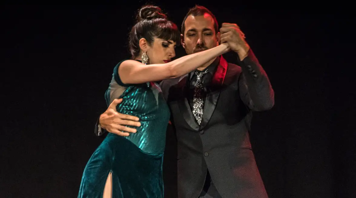 L'abbraccio e l'ascolto sono fondamentali per ballare il tango