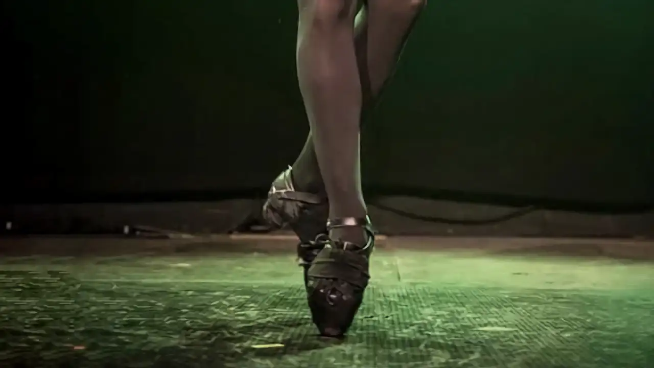 Dettaglio di scarpe di ballerina irlandese sulle punte