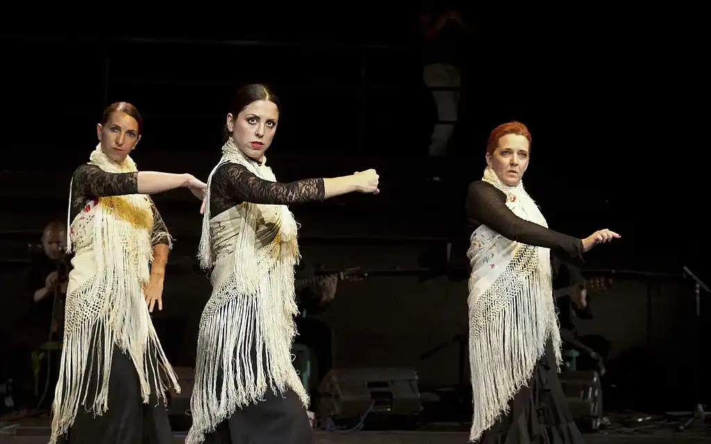 Allievi al saggio di flamenco in teatro a Milano