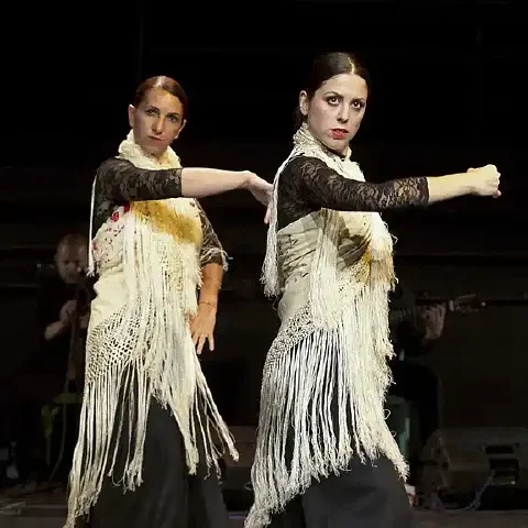 Allievi al saggio di flamenco in teatro a Milano