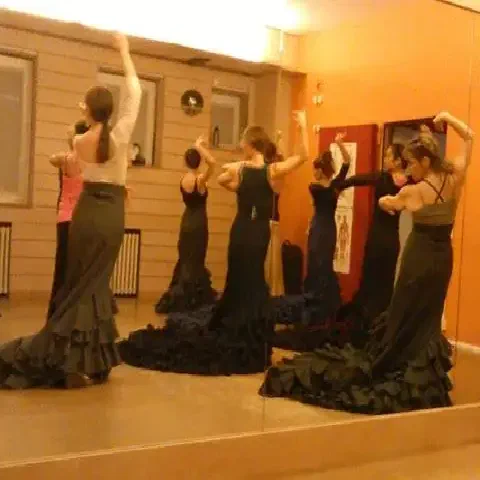 Studentesse che fanno pratica con la bata de cola al Mosaico Danza di Milano