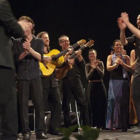 Allievi di baile flamenco al saggio durante l'improvvisazione