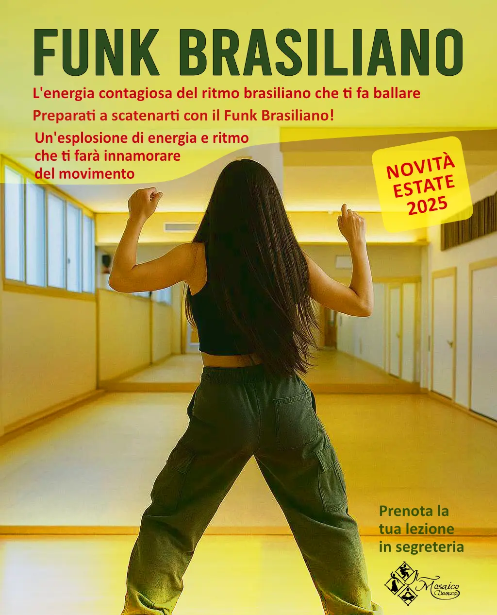 Donna con lunghi capelli scuri di spalle in posizione di danza, indossa un top nero e pantaloni cargo verdi, in una sala specchi