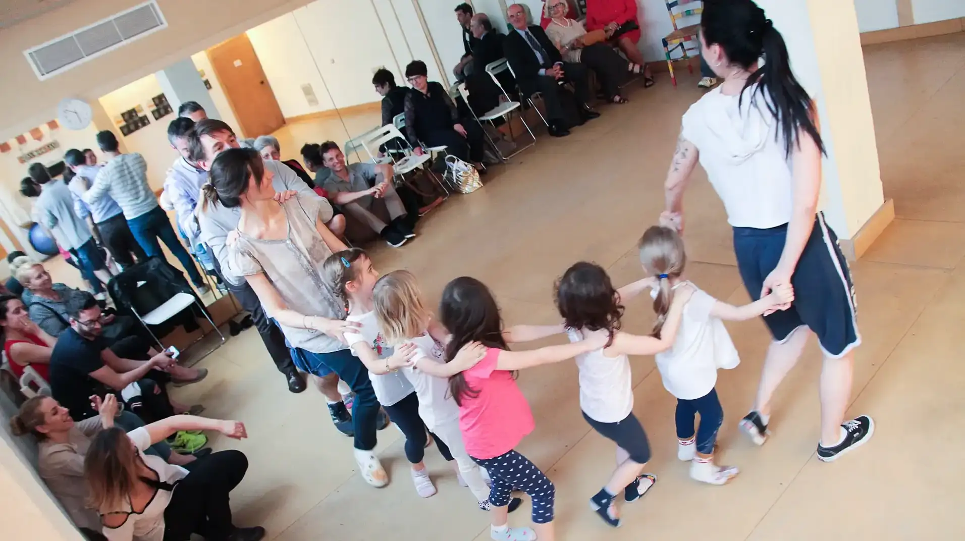 Bambini che danzano giocando a Hip Hop