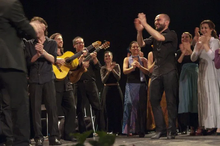 Allievi di baile flamenco al saggio durante l'improvvisazione