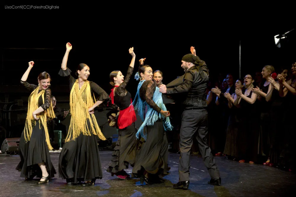 Gli allievi del corso improvvisano un Tango Flamenco sul palco al Teatro Ringhiera di Milano