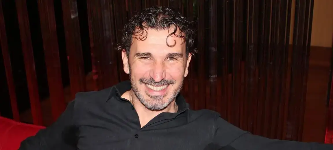 Francesco Perrotta in performance col cajón