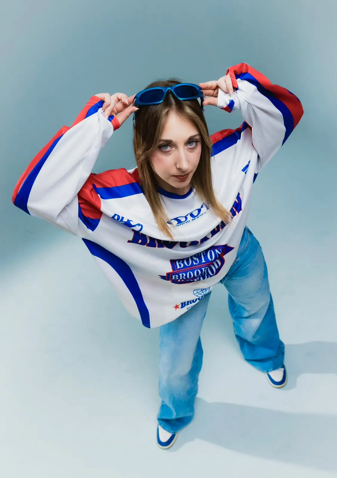 Jessica Vassalli, insegnante di danze urban a Il Mosaico Danza, in posa streetwear con maglia oversize e occhiali da sole
