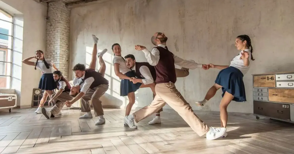 Quelli di Via Oldrado mentre ballano swing