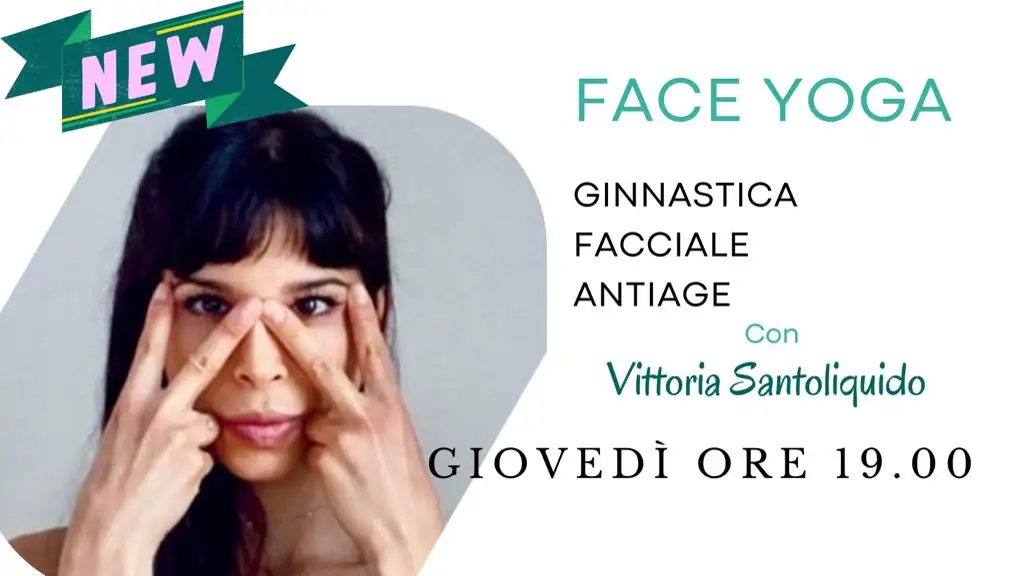 Donna che sorride in camera mentre esegue ginnastica facciale face yoga