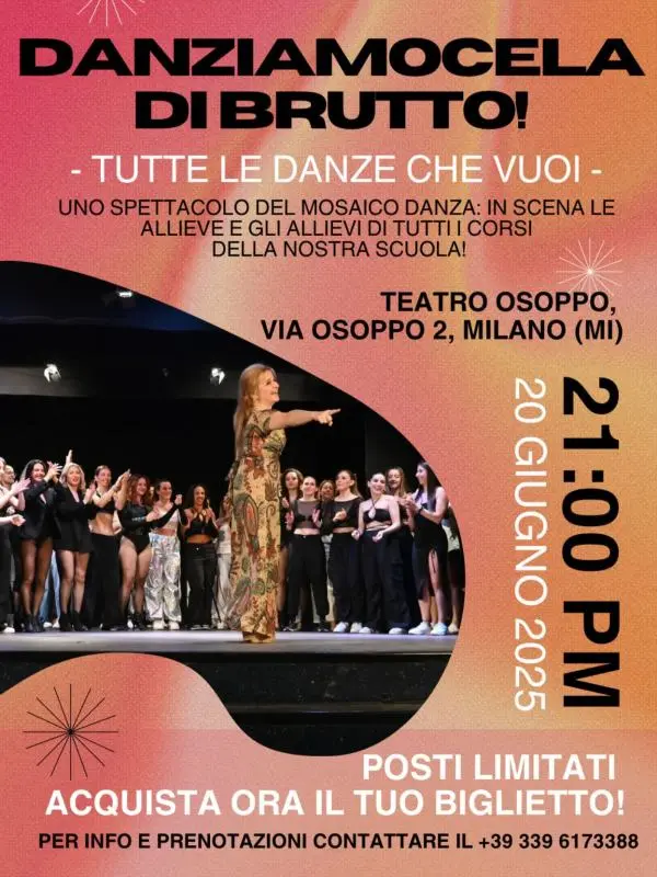 Un gruppo numeroso di ballerini sorridenti sul palco, con una ballerina in primo piano che indossa un abito floreale e indica verso l'esterno. Il palco è illuminato e sullo sfondo si intravede il pubblico. In alto e a lato ci sono dettagli del poster dello spettacolo "Danziamocela di Brutto!", con informazioni su data, orario e luogo