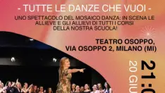 Un gruppo numeroso di ballerini sorridenti sul palco, con una ballerina in primo piano che indossa un abito floreale e indica verso l'esterno. Il palco è illuminato e sullo sfondo si intravede il pubblico. In alto e a lato ci sono dettagli del poster dello spettacolo "Danziamocela di Brutto!", con informazioni su data, orario e luogo