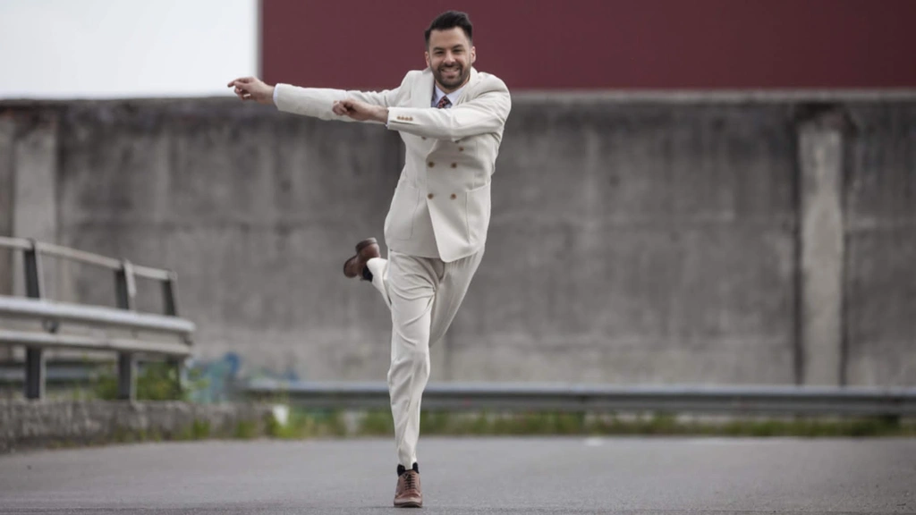 Ballerino elegante che danza solo jazz