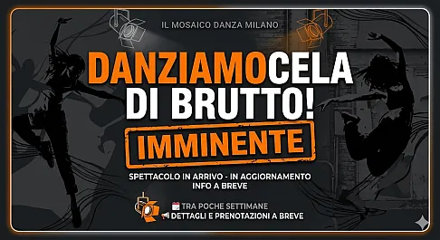 Un gruppo numeroso di ballerini sorridenti sul palco, con una ballerina in primo piano che indossa un abito floreale e indica verso l'esterno. Il palco è illuminato e sullo sfondo si intravede il pubblico. In alto e a lato ci sono dettagli del poster dello spettacolo "Danziamocela di Brutto!", con informazioni su data, orario e luogo