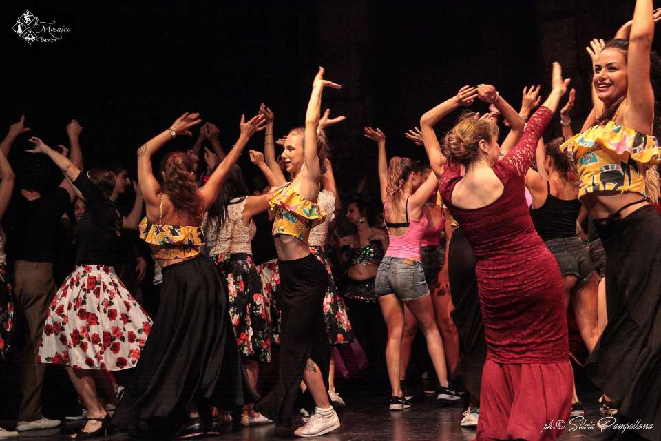 Allievi del Mosaico Danza di Milano che danzano in teatro