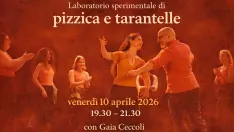 Gruppo di danzatori su palco in luce calda