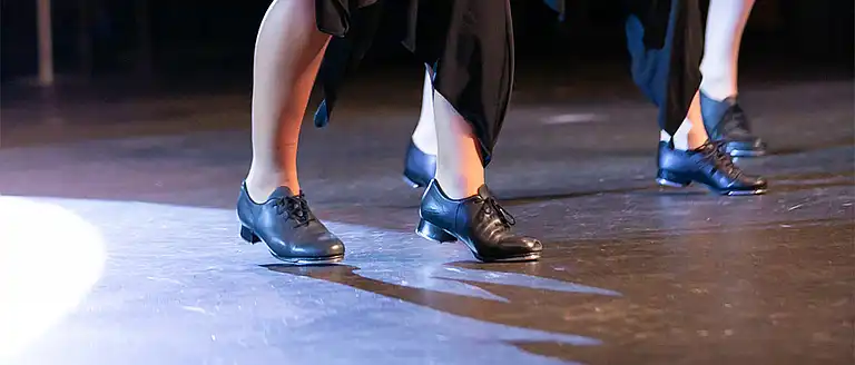 Scarpe da tip tap dance sul palcoscenico del teatro